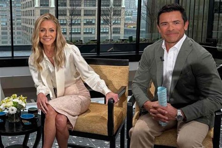 Do Kelly Ripa and Mark Consuelos live apart?