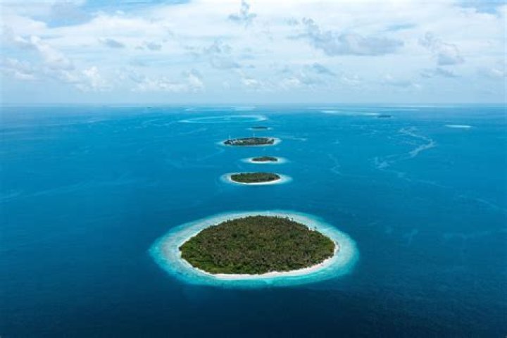 How many islands in Maldives are uninhabited?
