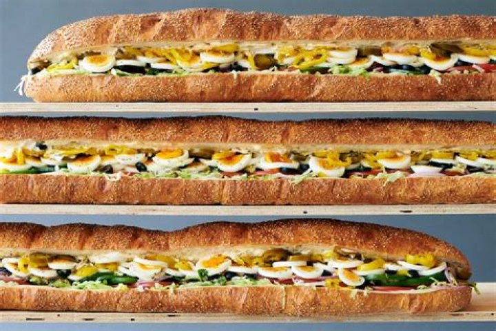 How many people can a 6 foot Hero Sandwich feed?