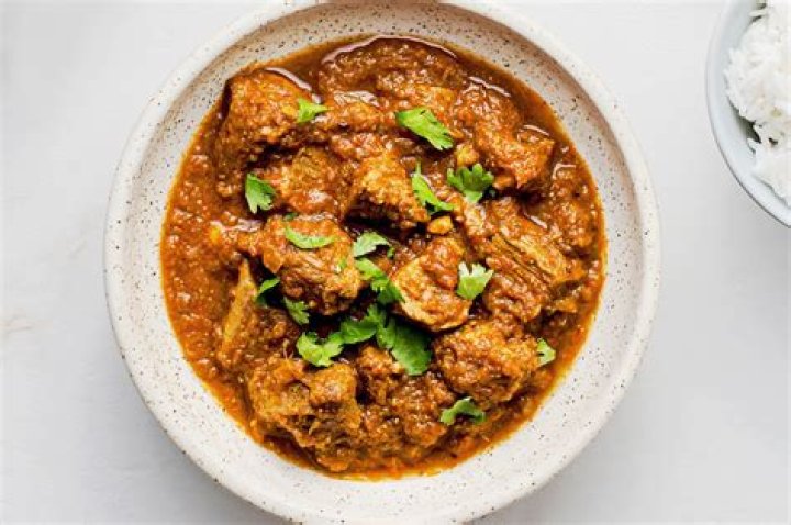 How many pieces are there in mutton curry?