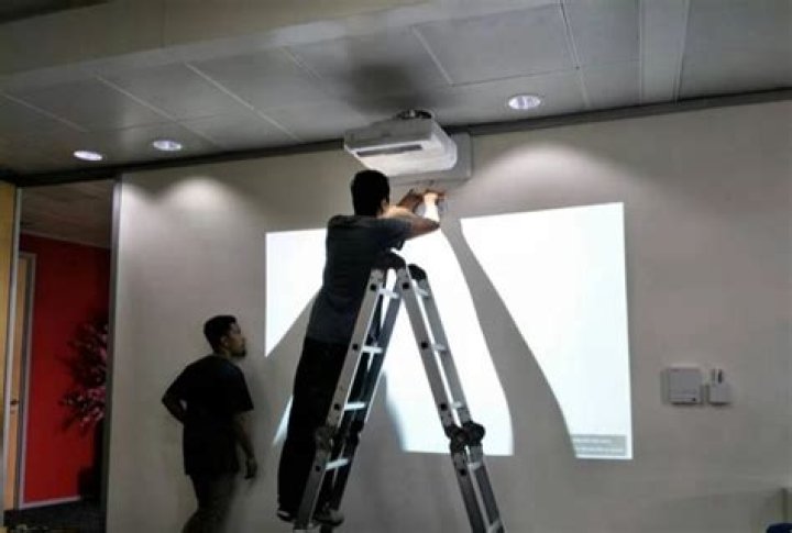 How much does it cost to install a projector screen?