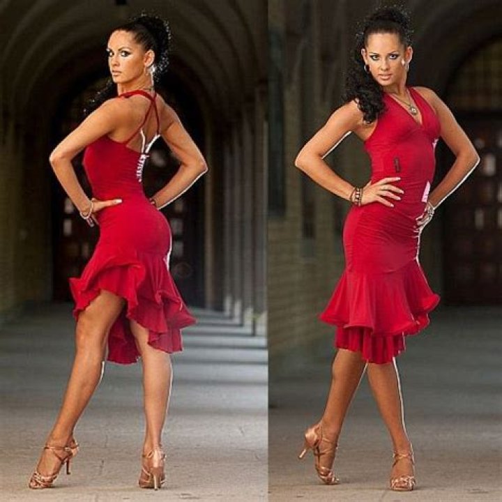 What do female salsa dancers wear?