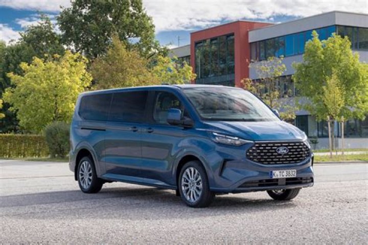 What is the weight of a Ford Tourneo Custom?