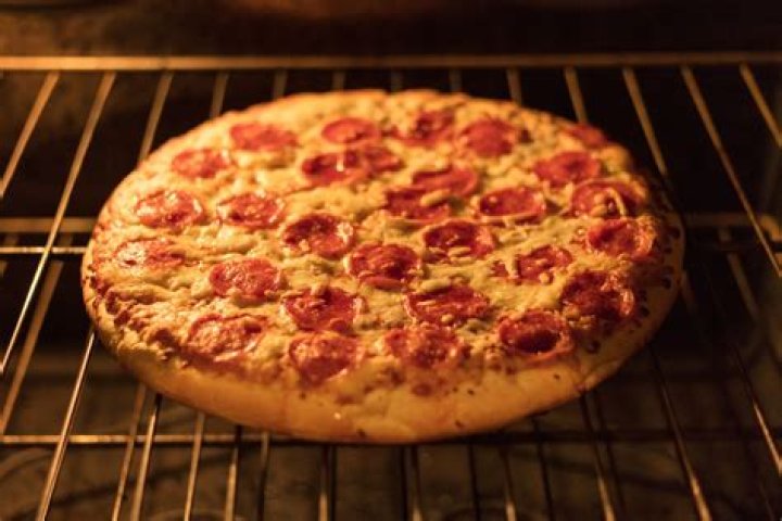 What temperature do you bake leftover pizza?