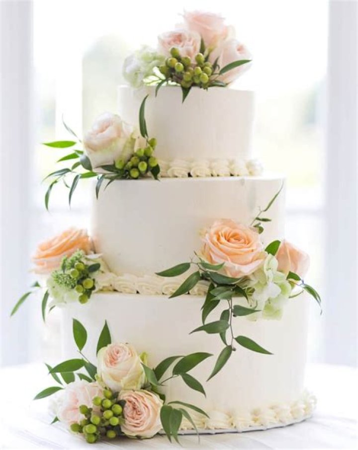 Where did the tradition of saving the top of the wedding cake come from?