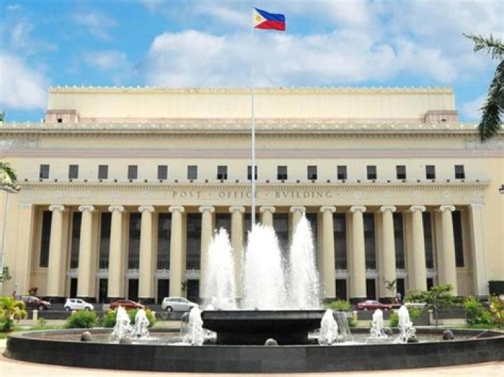 Who established the Philippine customs house in Manila?